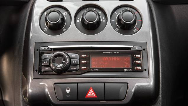 Rádio de série fornecido pela Pioneer é prático de usar | <a href="https://quatrorodas.abril.com.br/carros/comparativos/fiesta-x-208-x-c3-749647.shtml" rel="migration">Leia mais</a> Rádio de série fornecido pela Pioneer é prático de usar | <a href="https://quatrorodas.abril.com.br/carros/comparativos/fiesta-x-208-x-c3-749647.shtml" rel="migration">Leia mais</a>