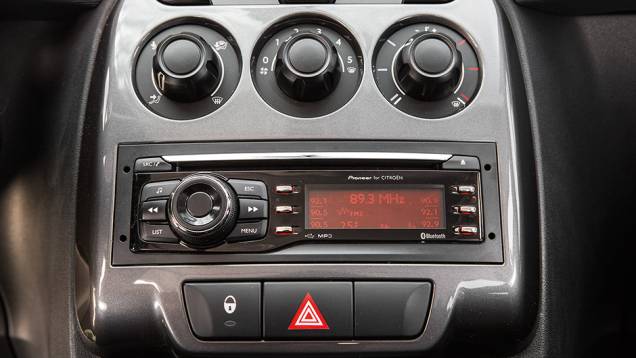 Rádio de série fornecido pela Pioneer é prático de usar | <a href="https://quatrorodas.abril.com.br/carros/comparativos/fiesta-x-208-x-c3-749647.shtml" rel="migration">Leia mais</a>