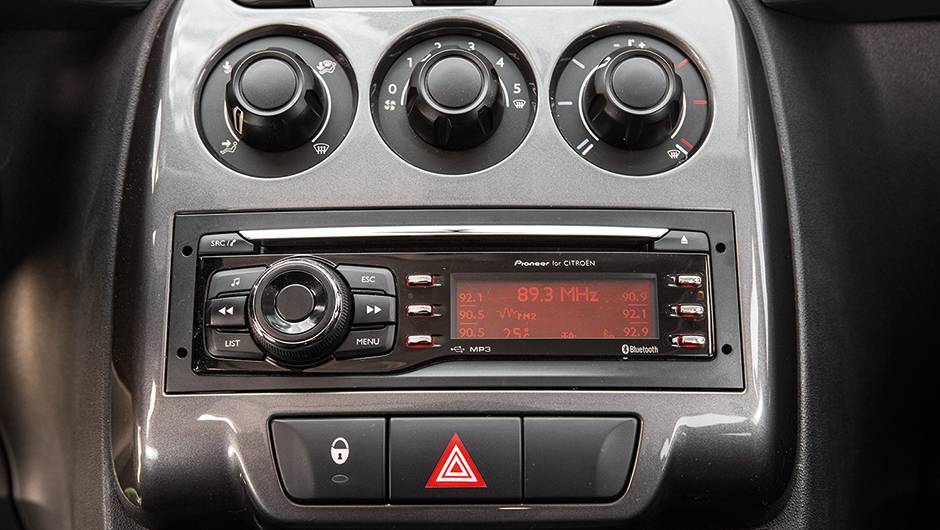 R&aacute;dio de s&eacute;rie fornecido pela Pioneer &eacute; pr&aacute;tico de usar | <a href="https://quatrorodas.abril.com.br/carros/comparativos/fiesta-x-208-x-c3-749647.shtml" rel="migration">Leia mais</a>
