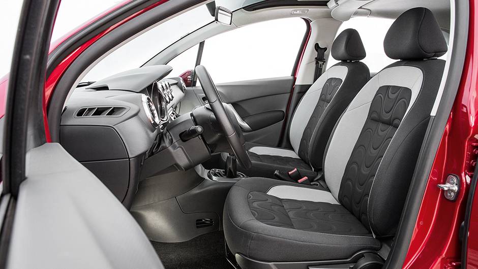 Banco em dois tons com textura 3D e &oacute;timo acabamento | <a href="https://quatrorodas.abril.com.br/carros/comparativos/fiesta-x-208-x-c3-749647.shtml" rel="migration">Leia mais</a>