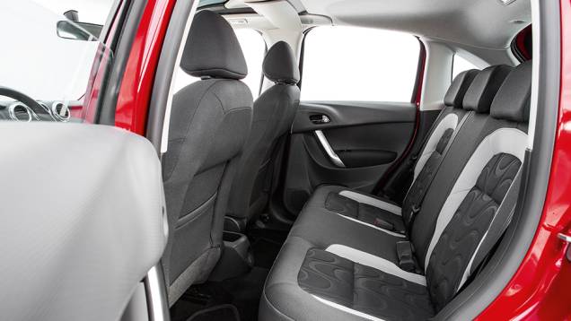 Banco do meio tem cinto de três pontos e encosto de cabeça | <a href="https://quatrorodas.abril.com.br/carros/comparativos/fiesta-x-208-x-c3-749647.shtml" rel="migration">Leia mais</a> Banco do meio tem cinto de três pontos e encosto de cabeça | <a href="https://quatrorodas.abril.com.br/carros/comparativos/fiesta-x-208-x-c3-749647.shtml" rel="migration">Leia mais</a>
