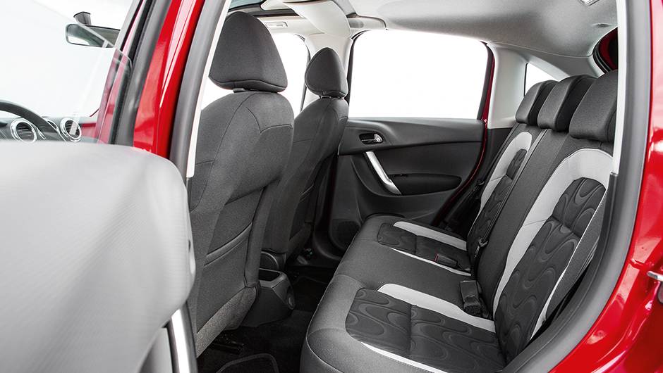Banco do meio tem cinto de tr&ecirc;s pontos e encosto de cabe&ccedil;a | <a href="https://quatrorodas.abril.com.br/carros/comparativos/fiesta-x-208-x-c3-749647.shtml" rel="migration">Leia mais</a>