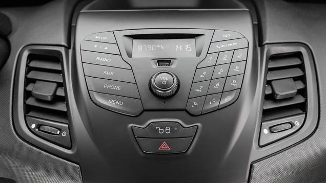 Som My Connection é difícil de usar e posição do USB é ruim | <a href="https://quatrorodas.abril.com.br/carros/comparativos/fiesta-x-208-x-c3-749647.shtml" rel="migration">Leia mais</a> Som My Connection é difícil de usar e posição do USB é ruim | <a href="https://quatrorodas.abril.com.br/carros/comparativos/fiesta-x-208-x-c3-749647.shtml" rel="migration">Leia mais</a>