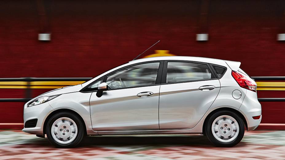 Fiesta S 1.5 usa os mesmos pneus das versões mais caras | <a href="https://quatrorodas.abril.com.br/carros/comparativos/fiesta-x-208-x-c3-749647.shtml" rel="migration">Leia mais</a>