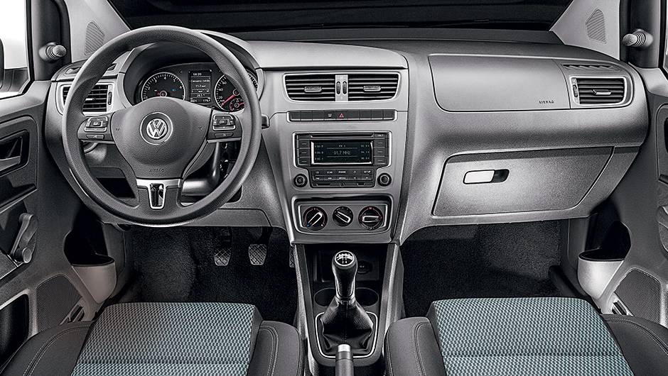 O visor entre mostradores exibe consumo instant&acirc;neo | <a href="https://quatrorodas.abril.com.br/carros/testes/volkswagen-fox-bluemotion-749109.shtml" rel="migration">Leia mais</a>