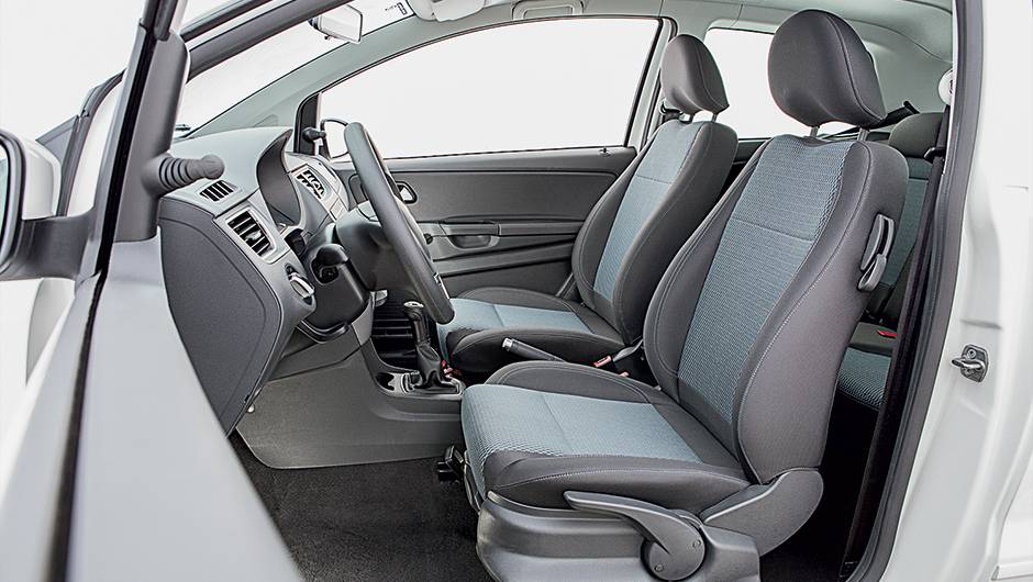 Alavanca de ajuste de altura do banco dianteiro fica pr&oacute;xima ao assento | <a href="https://quatrorodas.abril.com.br/carros/testes/volkswagen-fox-bluemotion-749109.shtml" rel="migration">Leia mais</a>