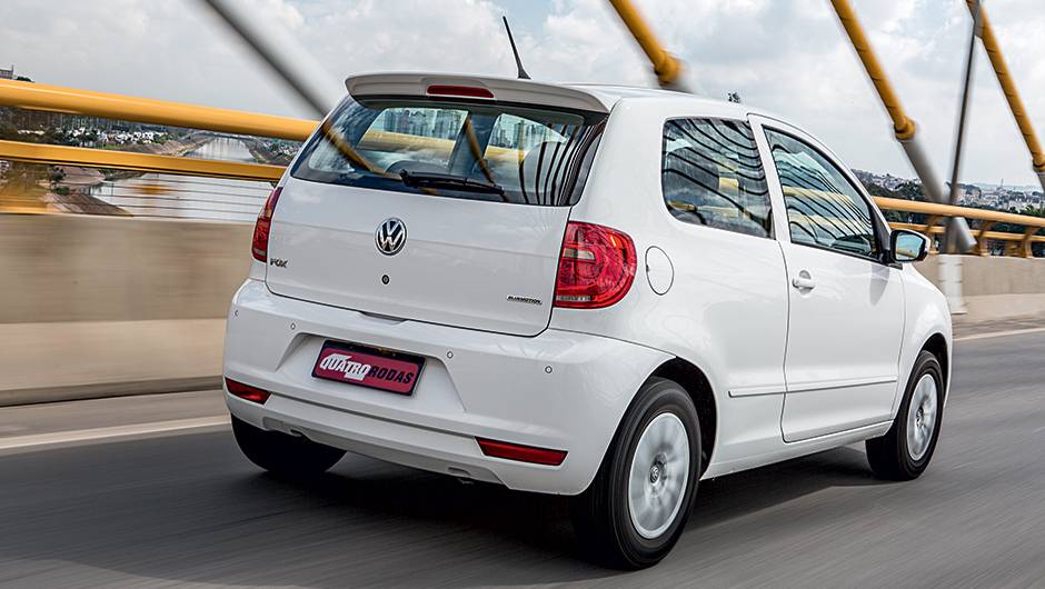 A vers&atilde;o &eacute; identificada pelo emblema na traseira | <a href="https://quatrorodas.abril.com.br/carros/testes/volkswagen-fox-bluemotion-749109.shtml" rel="migration">Leia mais</a>