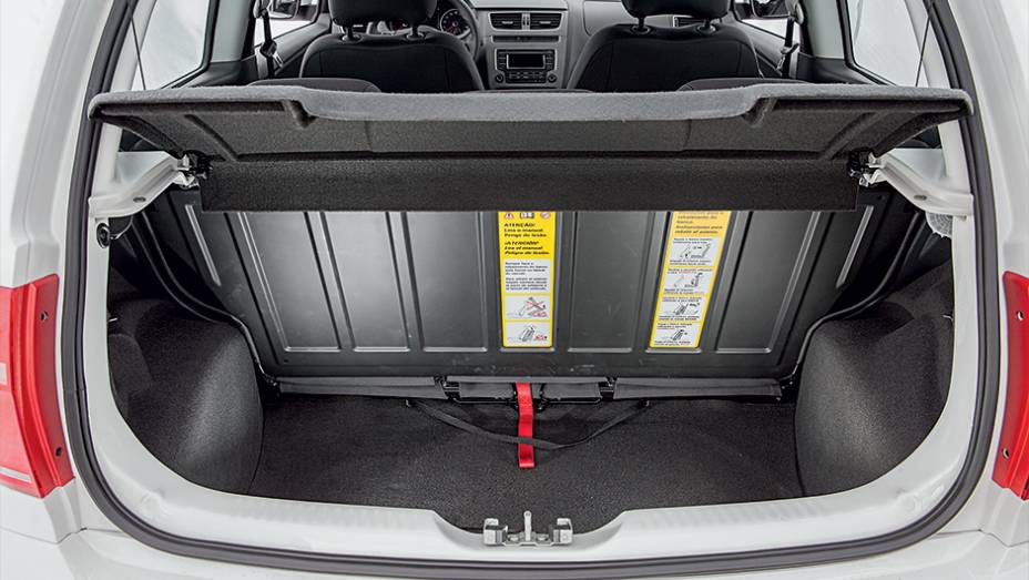 No porta-malas cabem 260 litros de bagagem | <a href="https://quatrorodas.abril.com.br/carros/testes/volkswagen-fox-bluemotion-749109.shtml" rel="migration">Leia mais</a>