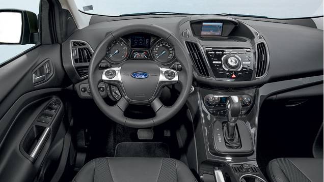 Excesso de botões no centro do painel dificulta o manuseio dos comandos | <a href="https://quatrorodas.abril.com.br/carros/impressoes/ford-kuga-751223.shtml" rel="migration">Leia mais</a> Excesso de botões no centro do painel dificulta o manuseio dos comandos | <a href="https://quatrorodas.abril.com.br/carros/impressoes/ford-kuga-751223.shtml" rel="migration">Leia mais</a>