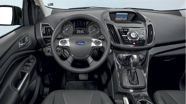 Excesso de botões no centro do painel dificulta o manuseio dos comandos | <a href="https://quatrorodas.abril.com.br/carros/impressoes/ford-kuga-751223.shtml" rel="migration">Leia mais</a>