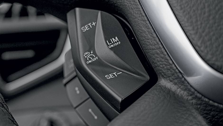 Piloto autom&aacute;tico ao alcance das m&atilde;os | <a href="https://quatrorodas.abril.com.br/carros/impressoes/ford-kuga-751223.shtml" rel="migration">Leia mais</a>