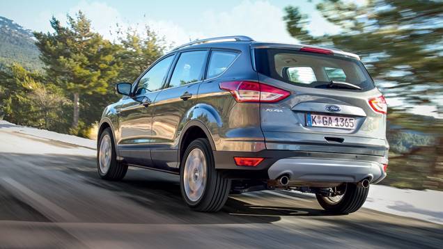 Tampa do porta-malas é acionada eletricamente | <a href="https://quatrorodas.abril.com.br/carros/impressoes/ford-kuga-751223.shtml" rel="migration">Leia mais</a> Tampa do porta-malas é acionada eletricamente | <a href="https://quatrorodas.abril.com.br/carros/impressoes/ford-kuga-751223.shtml" rel="migration">Leia mais</a>