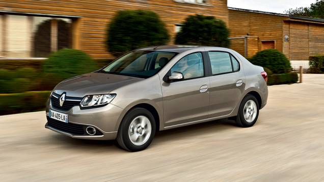 Grade com logo Renault é mais refinada que a da marca Dacia | <a href="https://quatrorodas.abril.com.br/carros/impressoes/dacia-logan-749339.shtml" rel="migration">Leia mais</a>