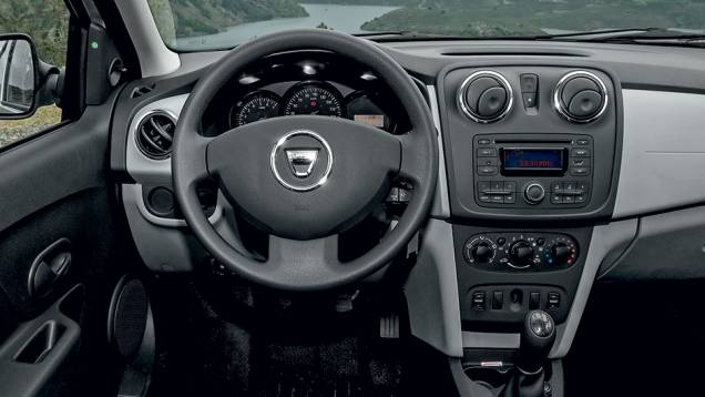 Interior farto em acabamento de plásticos duros, inclusive no volante | <a href="https://quatrorodas.abril.com.br/carros/impressoes/dacia-logan-749339.shtml" rel="migration">Leia mais</a>