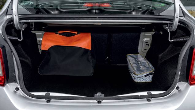 O porta-malas continua sendo um dos maiores da categoria, com 510 litros | <a href="https://quatrorodas.abril.com.br/carros/impressoes/dacia-logan-749339.shtml" rel="migration">Leia mais</a> O porta-malas continua sendo um dos maiores da categoria, com 510 litros | <a href="https://quatrorodas.abril.com.br/carros/impressoes/dacia-logan-749339.shtml" rel="migration">Leia mais</a>