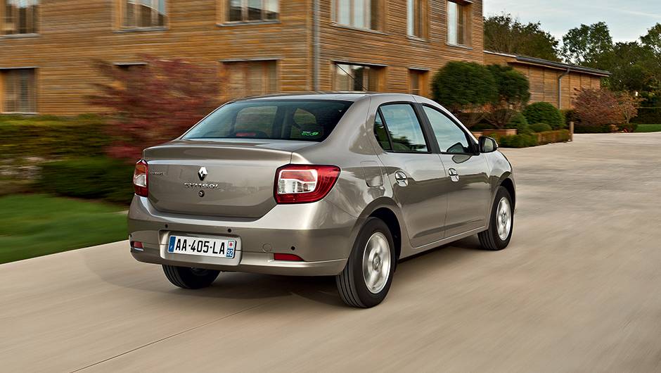 Batizado Symbol em alguns pa&iacute;ses, ele ter&aacute; lanternas horizontais | <a href="https://quatrorodas.abril.com.br/carros/impressoes/dacia-logan-749339.shtml" rel="migration">Leia mais</a>