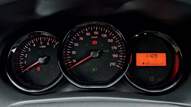 Aro cromado dá ar mais refinado aos instrumentos; visor migrou do meio para a direita | <a href="https://quatrorodas.abril.com.br/carros/impressoes/dacia-logan-749339.shtml" rel="migration">Leia mais</a> Aro cromado dá ar mais refinado aos instrumentos; visor migrou do meio para a direita | <a href="https://quatrorodas.abril.com.br/carros/impressoes/dacia-logan-749339.shtml" rel="migration">Leia mais</a>