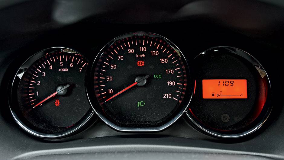 Aro cromado d&aacute; ar mais refinado aos instrumentos; visor migrou do meio para a direita | <a href="https://quatrorodas.abril.com.br/carros/impressoes/dacia-logan-749339.shtml" rel="migration">Leia mais</a>