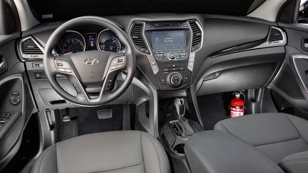 No volante - multifuncional -, assistência elétrica com três níveis de "peso" | <a href="https://quatrorodas.abril.com.br/carros/testes/hyundai-santa-fe-3-3-749761.shtml" rel="migration">Leia mais</a> No volante - multifuncional -, assistência elétrica com três níveis de "peso" | <a href="https://quatrorodas.abril.com.br/carros/testes/hyundai-santa-fe-3-3-749761.shtml" rel="migration">Leia mais</a>