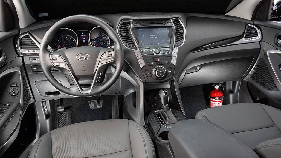 No volante - multifuncional -, assist&ecirc;ncia el&eacute;trica com tr&ecirc;s n&iacute;veis de "peso" | <a href="https://quatrorodas.abril.com.br/carros/testes/hyundai-santa-fe-3-3-749761.shtml" rel="migration">Leia mais</a>