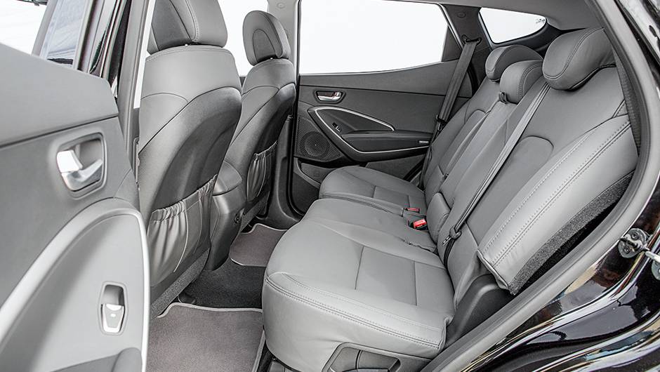 ... o espa&ccedil;o no banco traseiro &eacute; amplo e confort&aacute;vel | <a href="https://quatrorodas.abril.com.br/carros/testes/hyundai-santa-fe-3-3-749761.shtml" rel="migration">Leia mais</a>