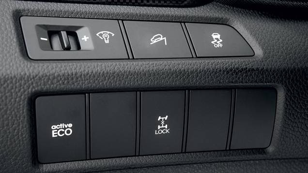 Auxílio de frenagem, ESP, modo ECO e bloqueio de diferencial | <a href="https://quatrorodas.abril.com.br/carros/testes/hyundai-santa-fe-3-3-749761.shtml" rel="migration">Leia mais</a> Auxílio de frenagem, ESP, modo ECO e bloqueio de diferencial | <a href="https://quatrorodas.abril.com.br/carros/testes/hyundai-santa-fe-3-3-749761.shtml" rel="migration">Leia mais</a>