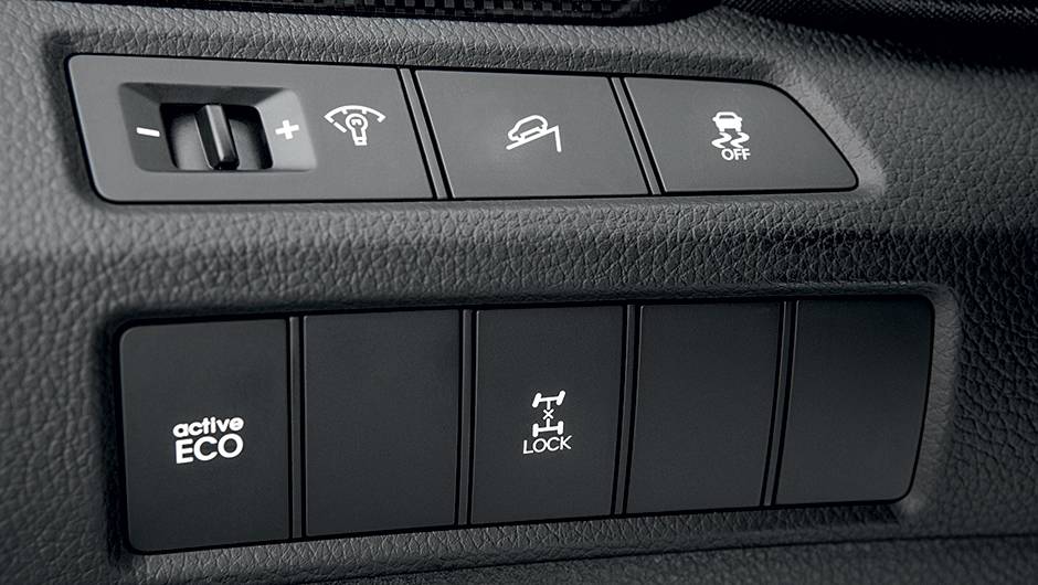 Aux&iacute;lio de frenagem, ESP, modo ECO e bloqueio de diferencial | <a href="https://quatrorodas.abril.com.br/carros/testes/hyundai-santa-fe-3-3-749761.shtml" rel="migration">Leia mais</a>