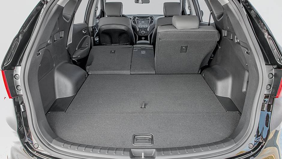 Atr&aacute;s, 585 litros | <a href="https://quatrorodas.abril.com.br/carros/testes/hyundai-santa-fe-3-3-749761.shtml" rel="migration">Leia mais</a>
