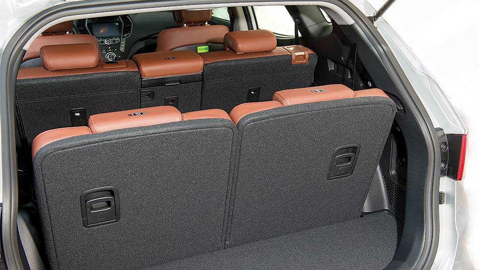 Com os bancos armados, o espa&ccedil;o para bagagem &eacute; m&iacute;nimo | <a href="https://quatrorodas.abril.com.br/carros/testes/hyundai-santa-fe-3-3-749761.shtml" rel="migration">Leia mais</a>
