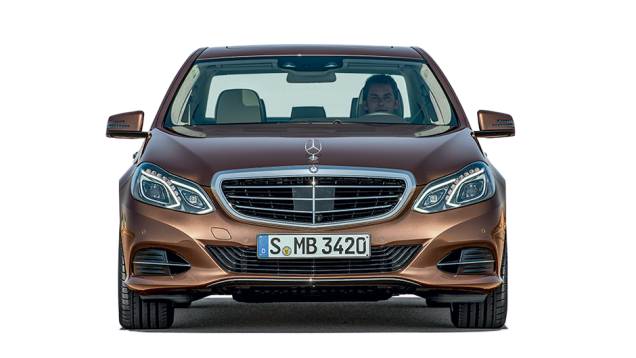 A grade clássica, só sob encomenda | <a href="https://quatrorodas.abril.com.br/carros/lancamentos/mercedes-benz-250-avantgarde-753592.shtml" rel="migration">Leia mais</a>