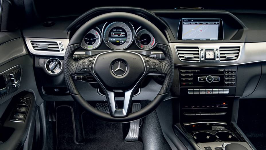 Volante de três raios e mostradores projetados são os destaques internos | <a href="https://quatrorodas.abril.com.br/carros/lancamentos/mercedes-benz-250-avantgarde-753592.shtml" rel="migration">Leia mais</a>