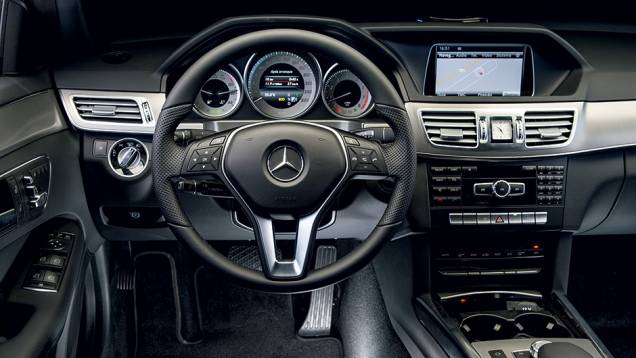 Volante de três raios e mostradores projetados são os destaques internos | <a href="https://quatrorodas.abril.com.br/carros/lancamentos/mercedes-benz-250-avantgarde-753592.shtml" rel="migration">Leia mais</a> Volante de três raios e mostradores projetados são os destaques internos | <a href="https://quatrorodas.abril.com.br/carros/lancamentos/mercedes-benz-250-avantgarde-753592.shtml" rel="migration">Leia mais</a>