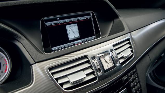 Acabamento de luxo conta com alumínio no painel, relógio analógico e... | <a href="https://quatrorodas.abril.com.br/carros/lancamentos/mercedes-benz-250-avantgarde-753592.shtml" rel="migration">Leia mais</a> Acabamento de luxo conta com alumínio no painel, relógio analógico e... | <a href="https://quatrorodas.abril.com.br/carros/lancamentos/mercedes-benz-250-avantgarde-753592.shtml" rel="migration">Leia mais</a>