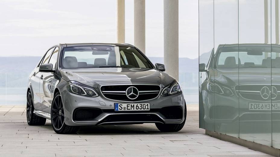 E 63 AMG tem motor V8 com 585 cv de potência | <a href="https://quatrorodas.abril.com.br/carros/lancamentos/mercedes-benz-250-avantgarde-753592.shtml" rel="migration">Leia mais</a>