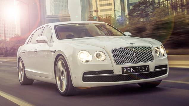 O Flying Spur é a versão de 4 portas do Continental | <a href="https://quatrorodas.abril.com.br/carros/impressoes/bentley-flying-spur-755086.shtml" rel="migration">Leia mais</a>