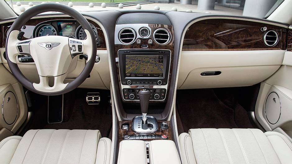 Monitor sens&iacute;vel ao toque de 8 polegadas domina o painel dianteiro | <a href="https://quatrorodas.abril.com.br/carros/impressoes/bentley-flying-spur-755086.shtml" rel="migration">Leia mais</a>