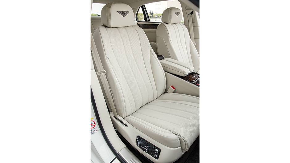 Bancos oferecem at&eacute; aquecimento, refrigera&ccedil;&atilde;o e fun&ccedil;&atilde;o massageadora | <a href="https://quatrorodas.abril.com.br/carros/impressoes/bentley-flying-spur-755086.shtml" rel="migration">Leia mais</a>