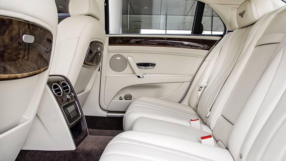 Na vers&atilde;o b&aacute;sica, banco traseiro &eacute; para tr&ecirc;s pessoas | <a href="https://quatrorodas.abril.com.br/carros/impressoes/bentley-flying-spur-755086.shtml" rel="migration">Leia mais</a>