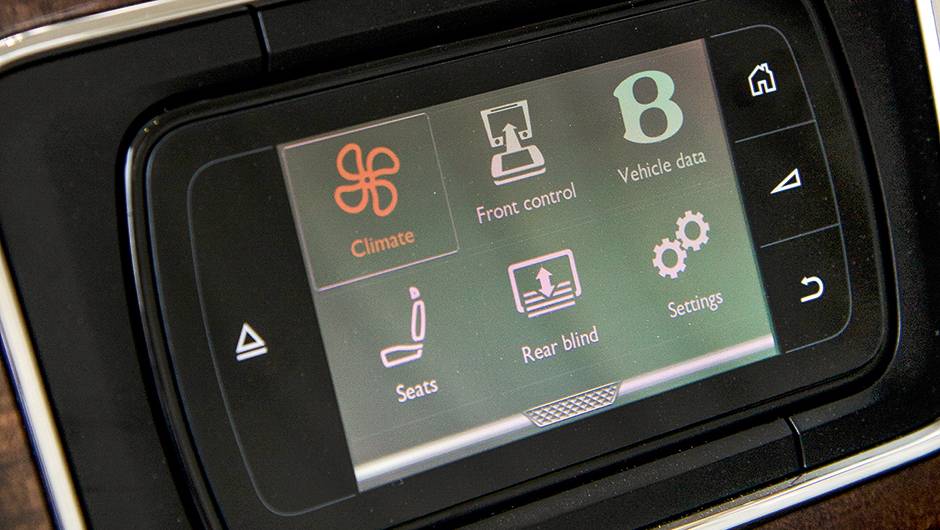 Controle atr&aacute;s permite regular bancos e ventila&ccedil;&atilde;o | <a href="https://quatrorodas.abril.com.br/carros/impressoes/bentley-flying-spur-755086.shtml" rel="migration">Leia mais</a>