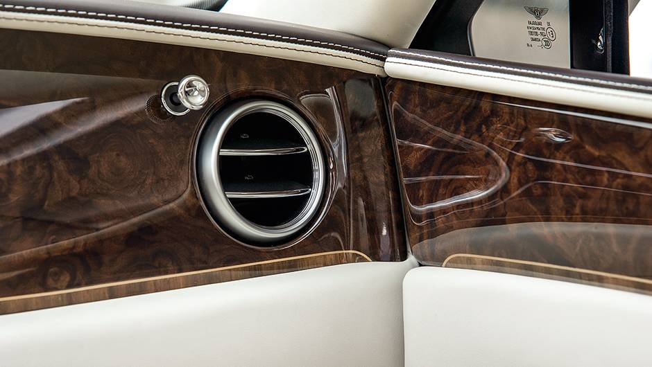 Primor em detalhes de madeira... | <a href="https://quatrorodas.abril.com.br/carros/impressoes/bentley-flying-spur-755086.shtml" rel="migration">Leia mais</a>