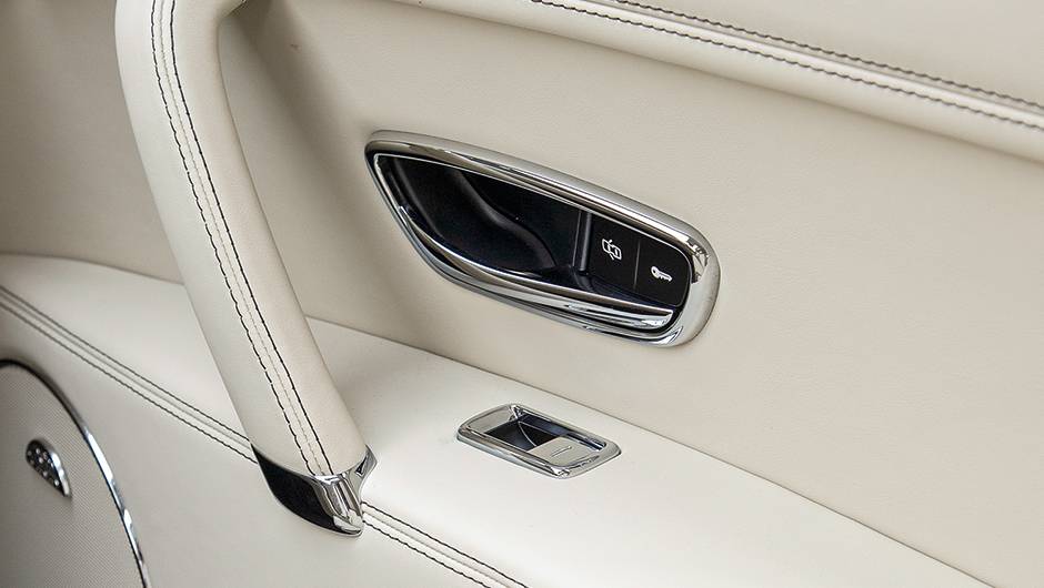 ... e alum&iacute;nio | <a href="https://quatrorodas.abril.com.br/carros/impressoes/bentley-flying-spur-755086.shtml" rel="migration">Leia mais</a>