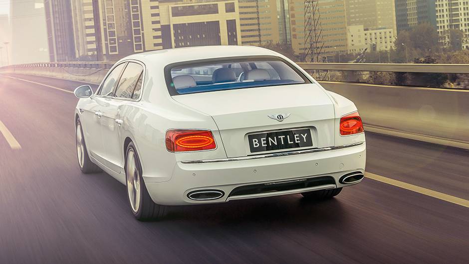 Inclina&ccedil;&atilde;o suave da coluna traseira refor&ccedil;a o estilo cup&ecirc; | <a href="https://quatrorodas.abril.com.br/carros/impressoes/bentley-flying-spur-755086.shtml" rel="migration">Leia mais</a>