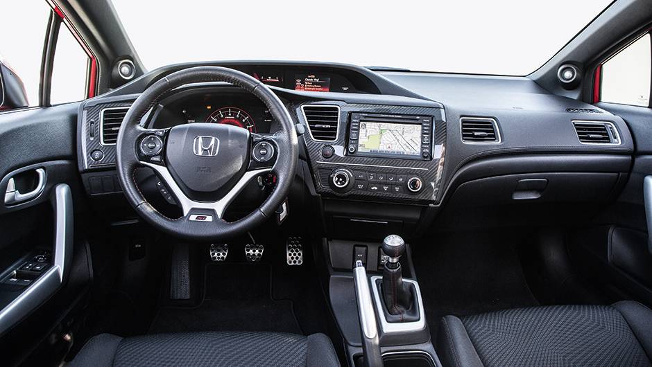 Imita&ccedil;&atilde;o de carbono e pedais vazados d&atilde;o o toque esportivo | <a href="https://quatrorodas.abril.com.br/carros/impressoes/honda-civic-si-753316.shtml" rel="migration">Leia mais</a>