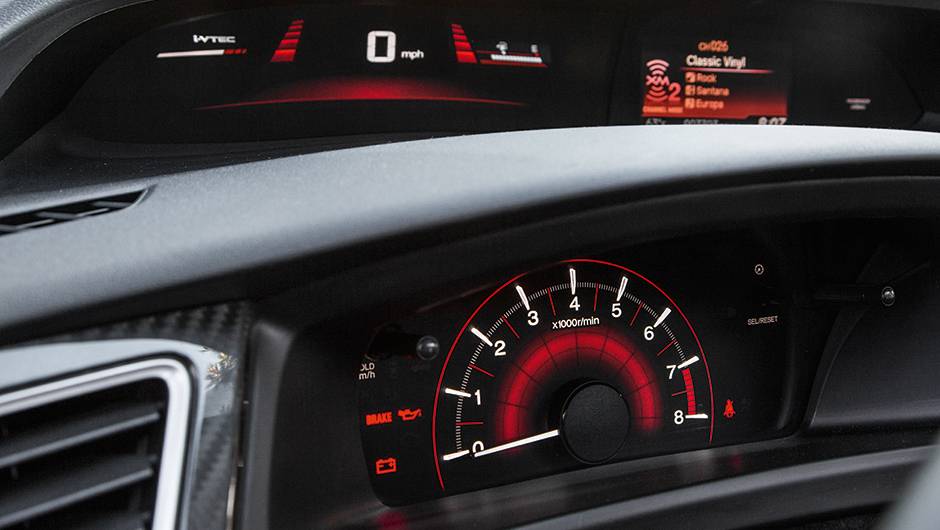 Painel de dois andares, com conta-giros anal&oacute;gico embaixo e telas de digitais em cima | <a href="https://quatrorodas.abril.com.br/carros/impressoes/honda-civic-si-753316.shtml" rel="migration">Leia mais</a>