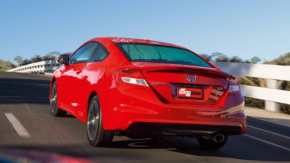 Linha do teto mais baixa atr&aacute;s reduz o espa&ccedil;o para a cabe&ccedil;a | <a href="https://quatrorodas.abril.com.br/carros/impressoes/honda-civic-si-753316.shtml" rel="migration">Leia mais</a>