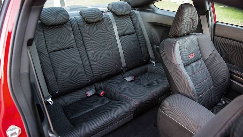 Atr&aacute;s, espa&ccedil;o para tr&ecirc;s, mas conforto s&oacute; para dois | <a href="https://quatrorodas.abril.com.br/carros/impressoes/honda-civic-si-753316.shtml" rel="migration">Leia mais</a>