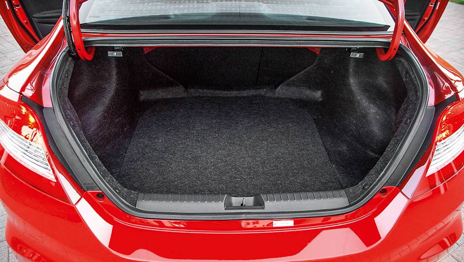 Acesso ao porta-malas &eacute; estreito | <a href="https://quatrorodas.abril.com.br/carros/impressoes/honda-civic-si-753316.shtml" rel="migration">Leia mais</a>