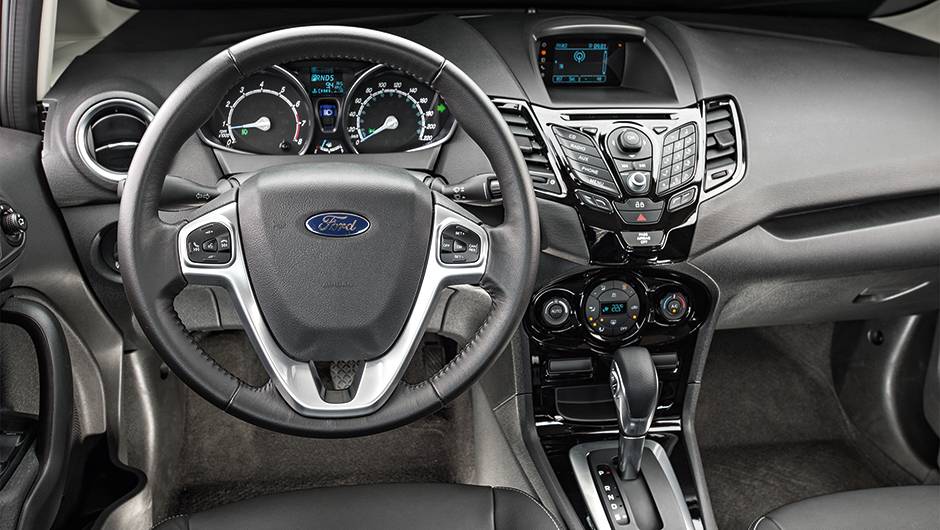 Interior sofisticado conta com materiais de qualidade superior | <a href="https://quatrorodas.abril.com.br/carros/comparativos/new-fiesta-sedan-x-hb20s-754470.shtml" rel="migration">Leia mais</a>