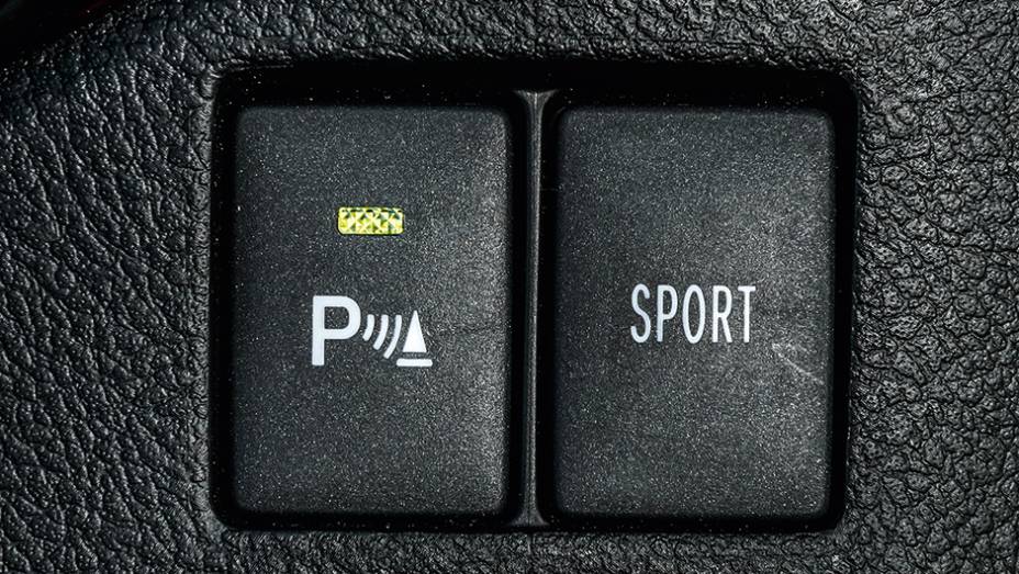 Botão de sensor de ré e modo Sport do câmbio | <a href="https://quatrorodas.abril.com.br/carros/impressoes/toyota-corolla-2014-751803.shtml" rel="migration">Leia mais</a>