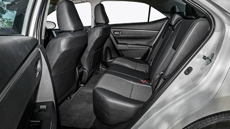 Mais 10 cm para pernas e piso 100% plano atrás | <a href="https://quatrorodas.abril.com.br/carros/impressoes/toyota-corolla-2014-751803.shtml" rel="migration">Leia mais</a>